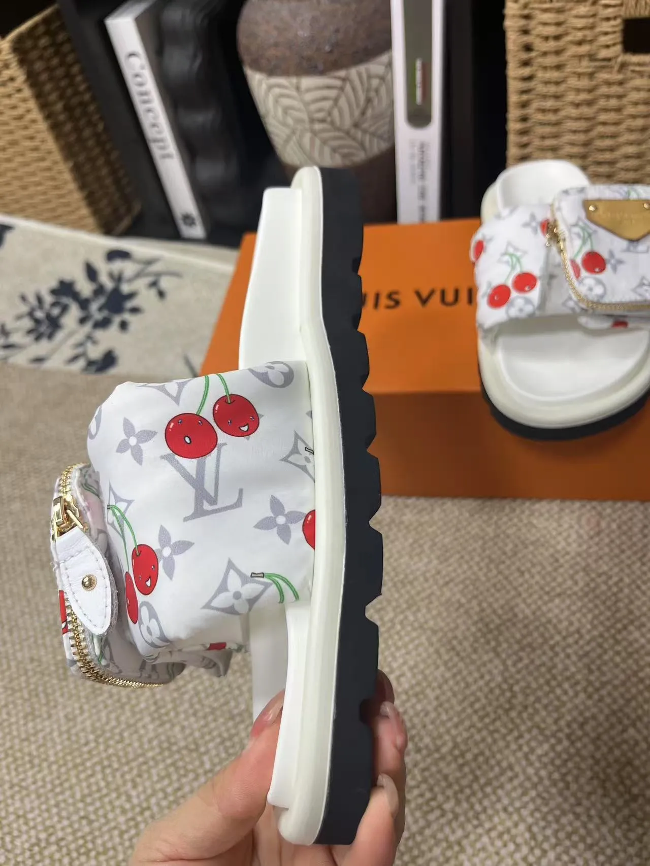 P380 yuan LV Louis Vuitton Full of high-end feel! A popular model among bloggers at home and abroad, it’s retro and fashionable, and looks stunning on your feet! Mainly recommended model on the official website★ ━━━━━ ЅᏇєєt ━━━━━ ▪️Upper: original calfskin ➕5D printing process ▪️Inner: imported mixed sheepskin ▪️Outsole: original molded foam outsole ▪️Size: Female 35-40 Men's 39-44 (women's 41 men's 45)